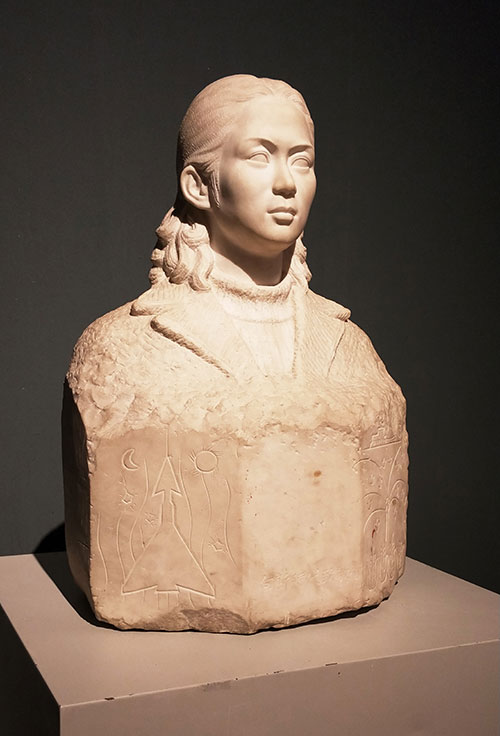 刘开渠《向新时代致敬》，82cm×54 cm×43 cm，大理石，1984年，中国美术馆藏。